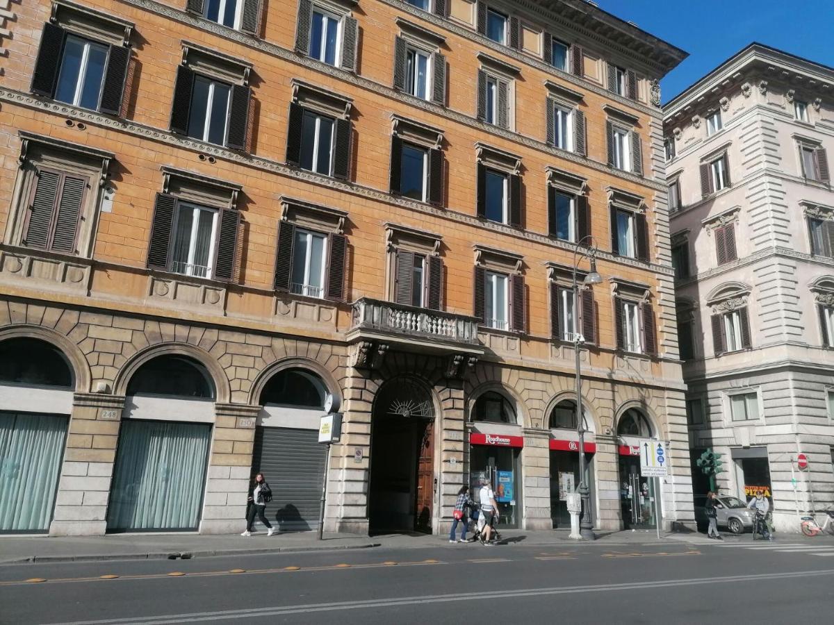 Apartment Vittorio Emanuele By Halldis Rom